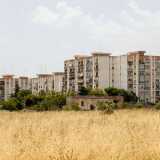 Siamo quasi a ridosso del torrente Valenzano e, sullo sfondo, intravediamo anche le grigie palazzine della �Zona 45�, regno del boss Savinuccio Parisi